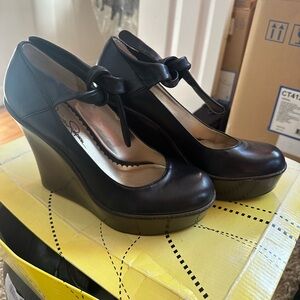 JESSICA SIMPSON LEATHER WOOD BLOCK “HEIGHT WITHOUT HURT” WEDGES BOW